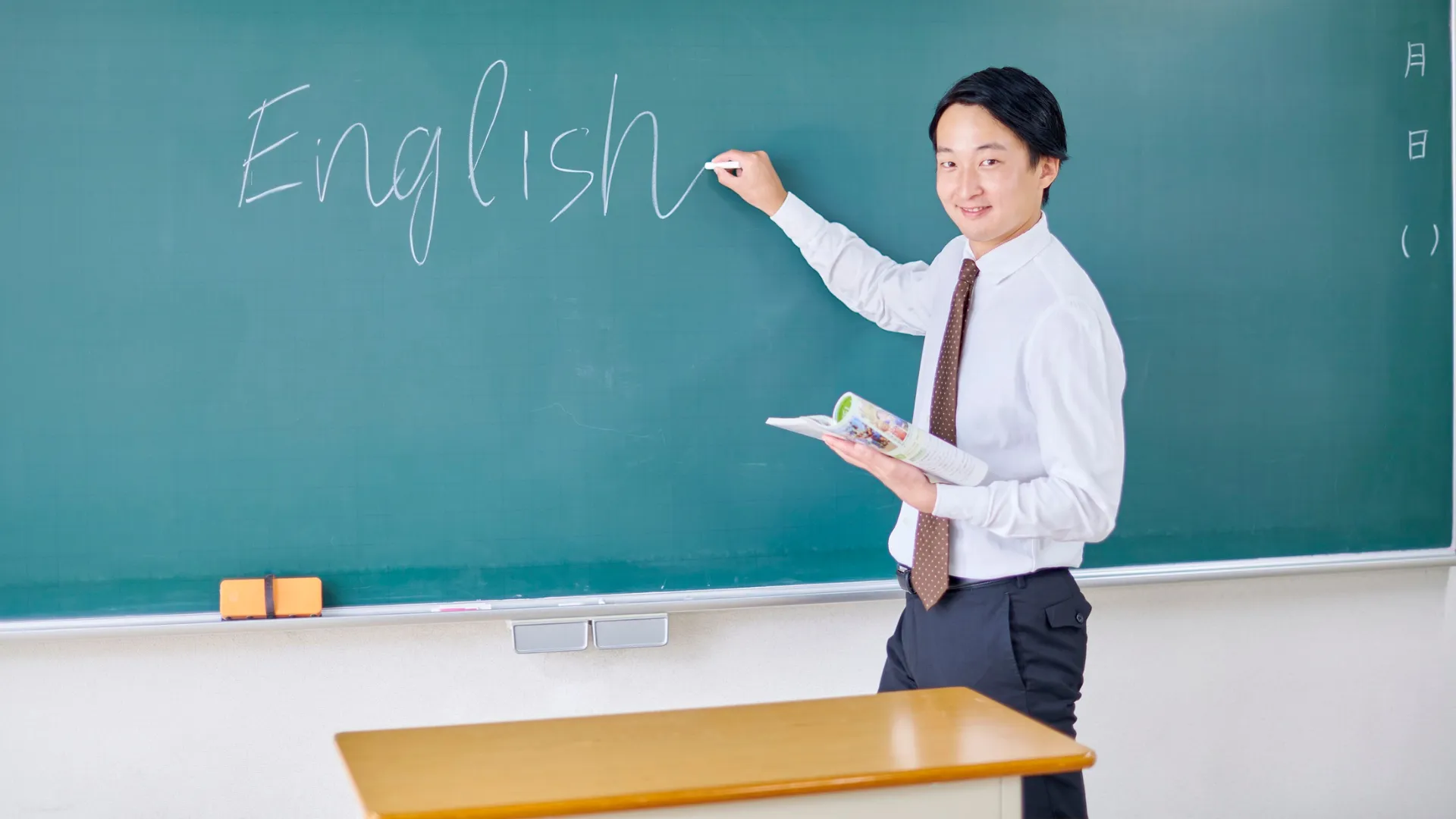 Teacher write English word on the board