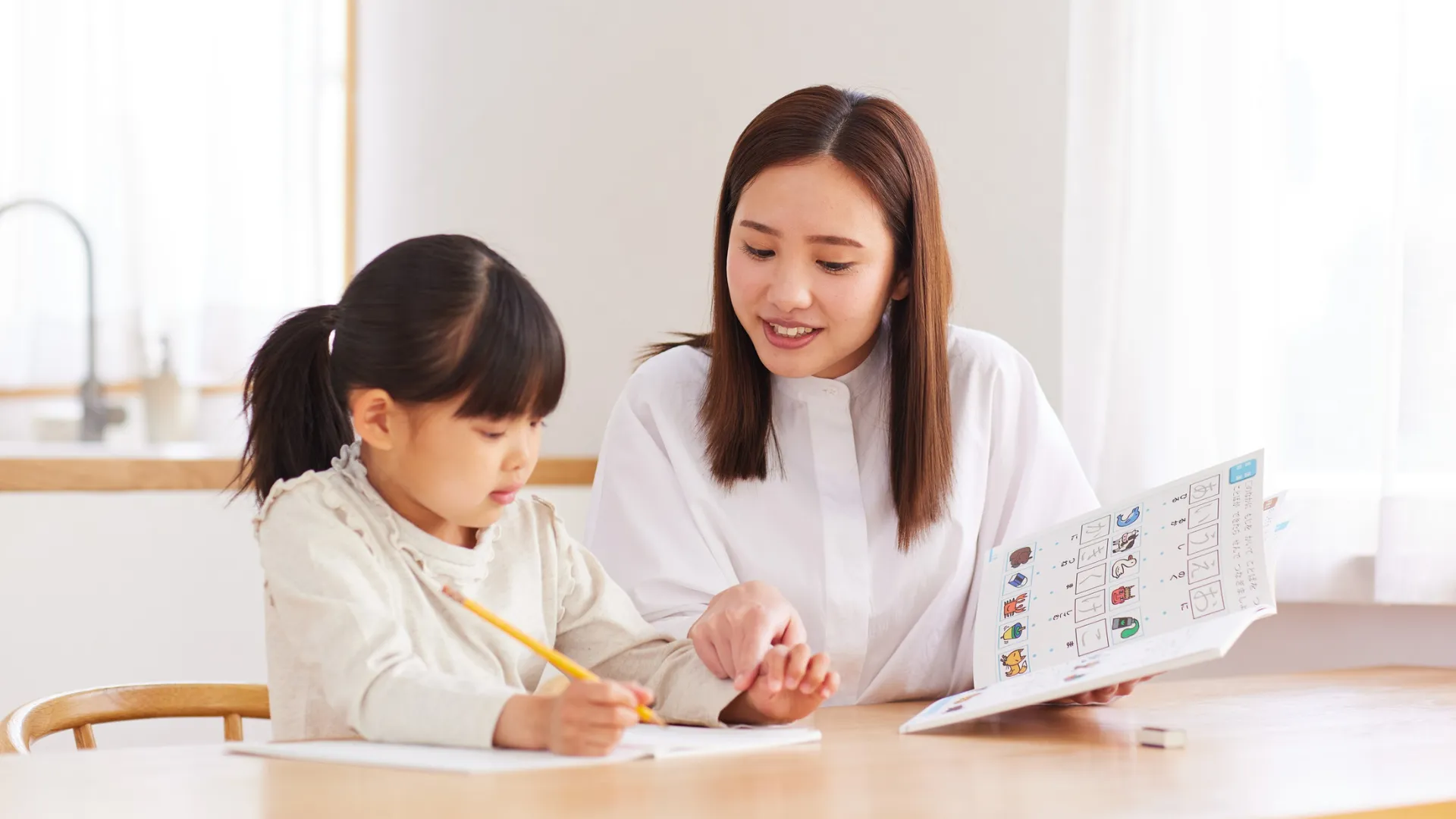 Tutor help girl in English Homework