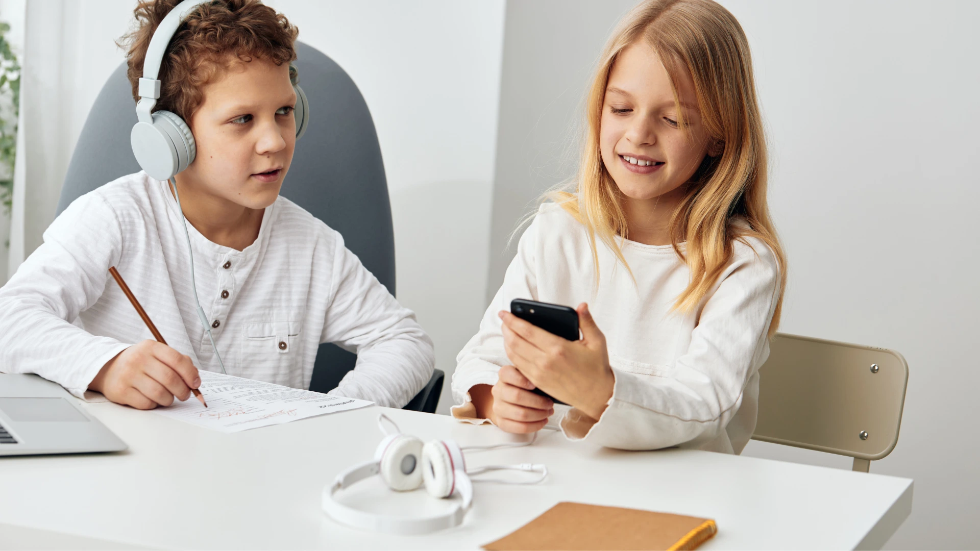 Students Using Best AI Study Apps for Learning